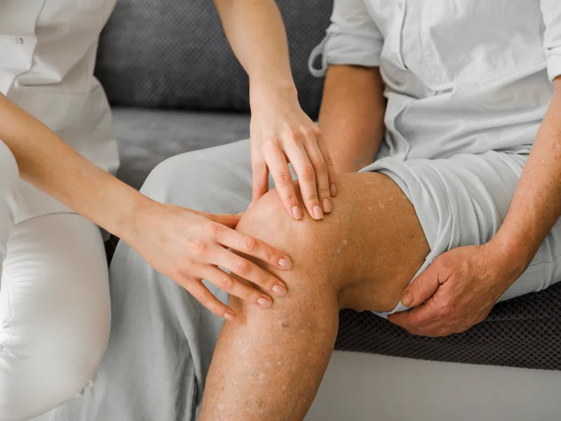 Chiropractic care for knee pain at Heights Chiropractic Center in Houston