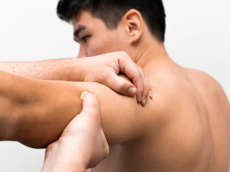 Heights Chiropractic Center treating shoulder pain in Houston